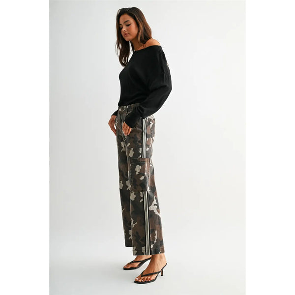 High-Rise Wide Jogger Camouflage Side Tape Detail